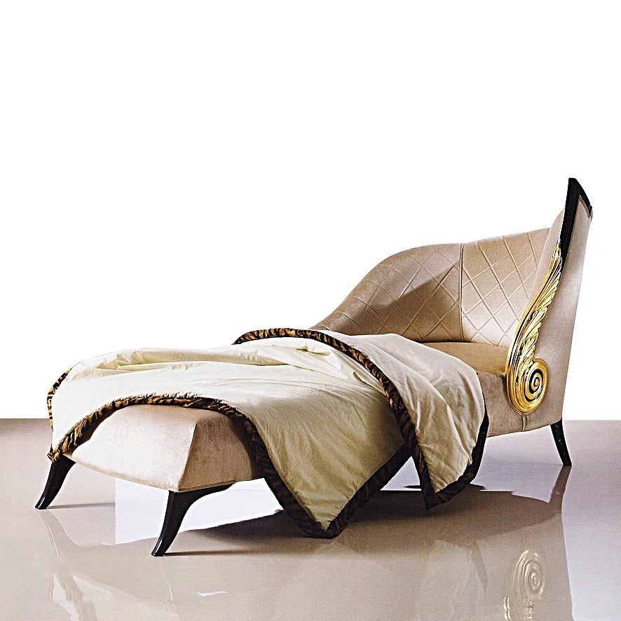 Fauteuil de luxe en bois sculpté néoclassique avec ailes d'ange dorées, chaises en velours Royal 
